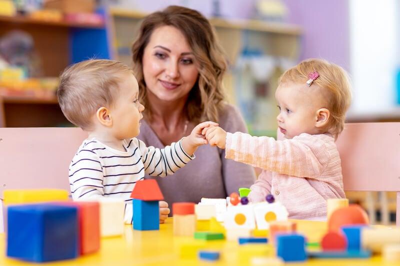 Hình ảnh mọi người học tiếng Anh qua trò chơi, minh họa tầm quan trọng của play trong giáo dục ngôn ngữ